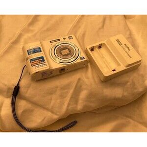 Sanyo Xacti VPC-S1285 12.0MP Digital Camera with Sanyo‎ Quick Charger White